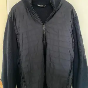 Tja säljer nu min jacka då jag inte använder den längre, köptes för 3000 för vintern och använder bara då så den är i väldigt bra skick.