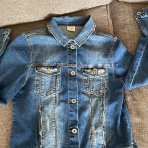 ZARA girls collection jeans jacka  - Säljer denna superfina och extremt sköna jeans jacka från Zara GIRLS collection. Säljer då den har blivit för liten. Den har 2 stora fickor vid magen som visas i bilden och 2 st som är högre upp. Köpt för 400kr💝 är i superbra skick.  