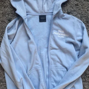 Peakperformance zip up - Hej, en fin peakpreformance zip up som inte används eftersom att jag har köpt fel storlek och det inte går att lämna tillbaka den, ordinära priset är 799kr. Pris kan diskuteras 