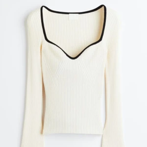 H&m Tröja - Figurnära tröja från hm som tyvärr inte kommer till användning längre💕