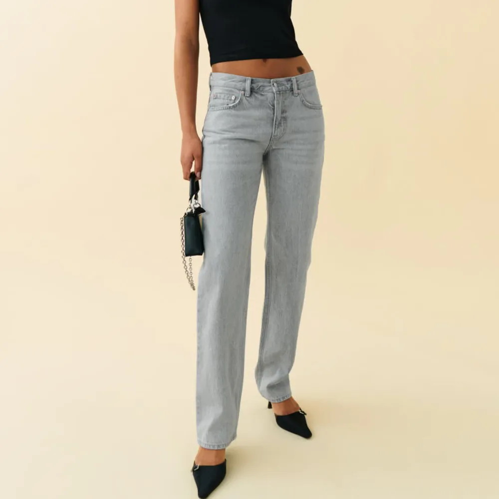 Säljer dessa jeans, står 34 men är lite ut töjda så skulle säga att dem sitter som mer 36😊 . Jeans & Byxor.