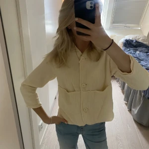 Kofta - Super söt kofta som man även kan ha en tröja under 