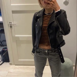 Skinnjacka - Säljer denna skinnjacka från zara i mycket gott skick!! LÅNAD BILD💞 nypris är 559kr💞 säljer då jag inte längre använder den💞hör av dig om du vill ha fler bilder eller har frågor🎀