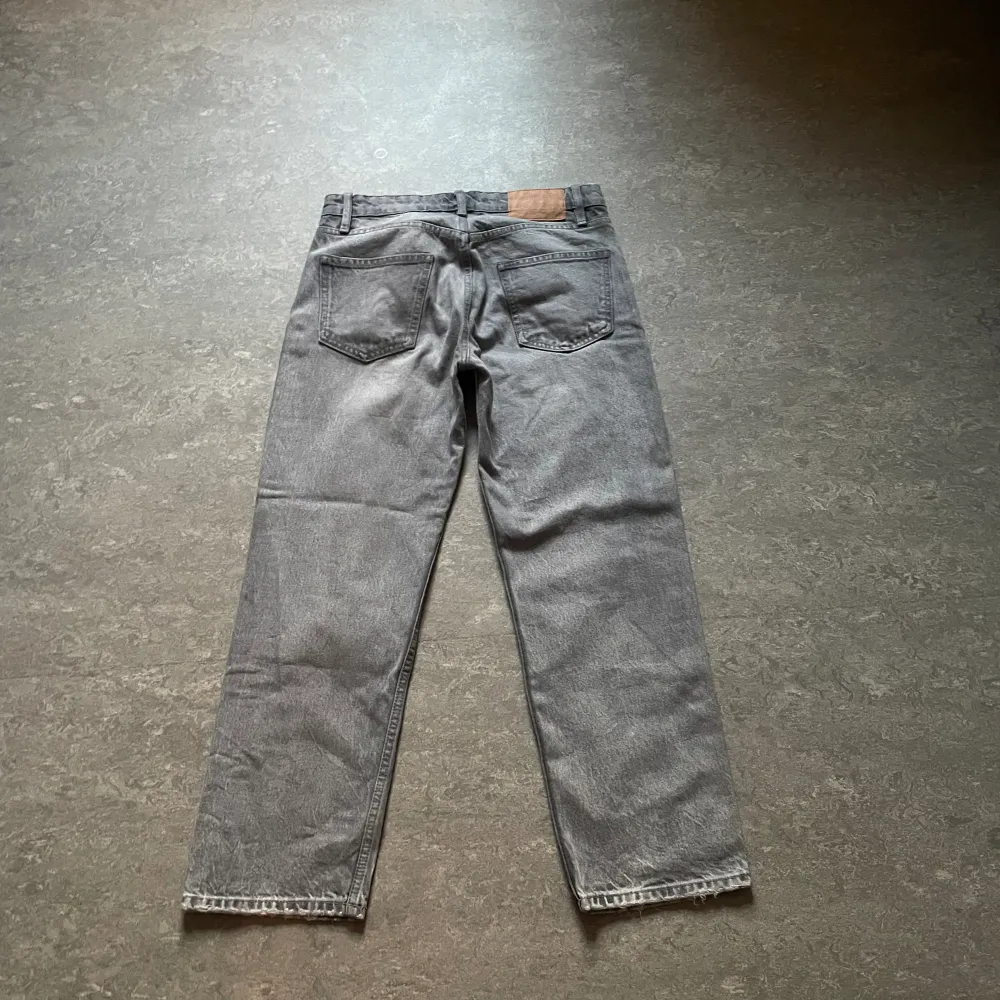 Gråa zara jeans som ej kommer till användning. Jätte bra skick. Jeans & Byxor.