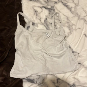 Vitt linne - Storlek S, lite smutsig som inte går bort i tvätt annars bra skick.