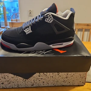 Jordan 4 Bred - Nya I låda storlek 43. Bästa kvalitet som finns