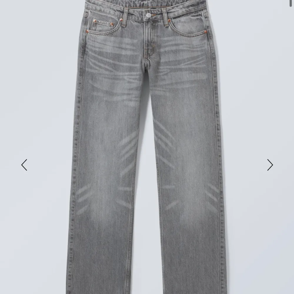 Säljer mina Arrow jeans från weekday då de tyvärr inte längre passar. Men de är verkligen så snygga och perfekt färg nu till våren!. Jeans & Byxor.