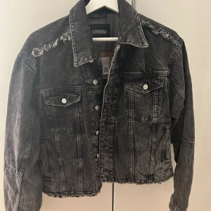 Jeansjacka ifrån Han Kjøbenhavn - Köpte denna för någon månad sedan och har nu bestämt för att sälja. Har testat en gång så har ej använt. Jättefin jacka i stl 38. Pris går att diskuteras