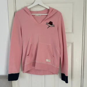 Hoodie från Odd Molly - Hoodie från Odd Molly. Storlek 0 vilket motsvarar xs, men skulle även säga att denna passar storlek s. Använd 1 gång, och därför i fint skick.