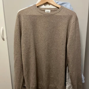 Beige Kashmirtröja - Tjena, jag säljer min tröja från John Henric som inte kommer till användning. Den är använd 2 till 3 gånger och är som ny. De har tagits hand om väl och är som nu. Priset är inte spikat. Kontakta vid frågor! Nypris 2199.