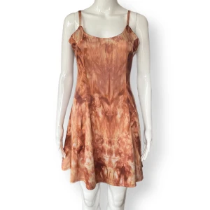 Klänning  - Klänning från Shelia, storlek S/M. I fint skick. Finns några slitningar som är knappt synliga, se sista bild. Förstor för dockan som använder storlek XS. 