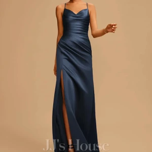 Blå Balklänning  - Balklänning från JJ’S house. Inbyggd Bh, v ringad, golvlång. Även en benslits. Använd endast 1 gång.  Köpte ny för 1486kr säljer för 1299kr