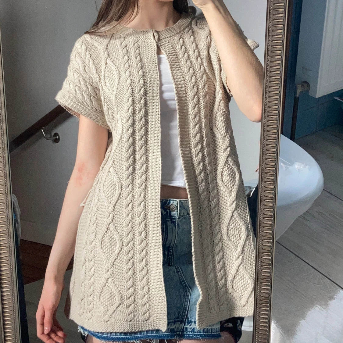 Beige kortärmad kofta