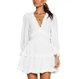 En vit klänning, perfekt till studenten! Aldrig använd utan säljer den för att den tyvärr var för stor för mig, som vanligtvis bär XS. Den är lite genomskinlig men annars jättefin, köpte den för 499!💕  Köpte i S men skulle säga att den passar S/M!!💕💕