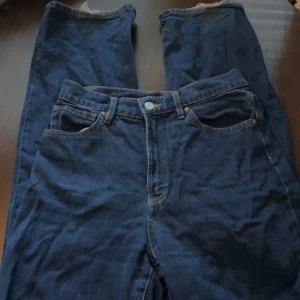 Mörblåa Jeans  - Mörblåa Jeans från LINDEX!!🤗🤗 Bra skick förutom att de är lite slitet vid benen. St 36 men funkar även för 38🫶 Pris kan diskuteras!!