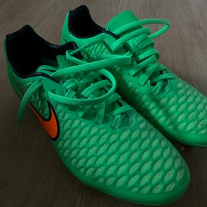 Fotbollsskor Nike  - Snygga fotbollsskor i toppen skick! Använda vid ett tillfälle. Det är skruvdobbar men som kan bytas ut mot plast. Skick 9/10 🤝🏽
