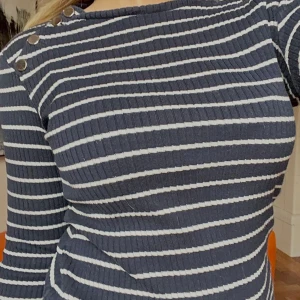 Randig tröja - Marinblå randig tröja från Gina💞Aldrig använd av mig, därav inga defekter💕 Skriv vid funderingar💛💛