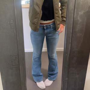 Snygga lågmidjade dieseljeans, storlek 27/32. 600kr. Helt nya! Nypris: 1500