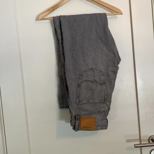Ljusgrå Jack n Jones byxor  - Säljer ett par Jack n Jones byxor modellen heter jjchris jjorginal relaxed/chris. Strl 31/32 