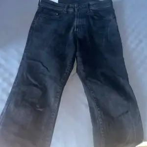 Säljer mina svarta regular fit jeans som jag inte längre använder. Tvättat några gången, är bra skick. Skriv om intresserade 