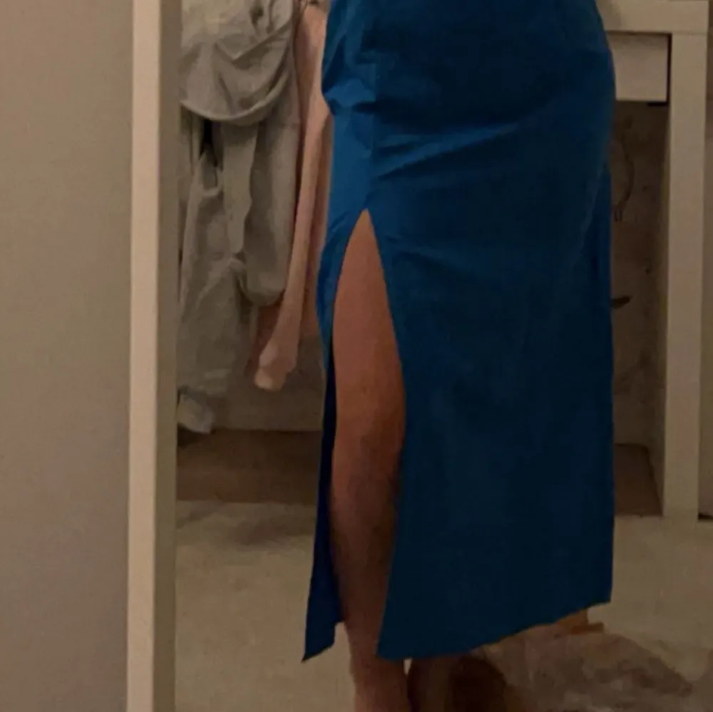 Fin blå klänning från Zara. Använd 1 gång, så i fint skick 🩷pris kan diskuteras . Klänningar.