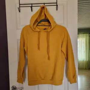 Senapsgul hoodie med luva från Gina Tricot.  50 kr