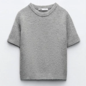 Zara topp - Säljer min zara topp i stolek S. Har bara använt den 3 gånger.❤❤