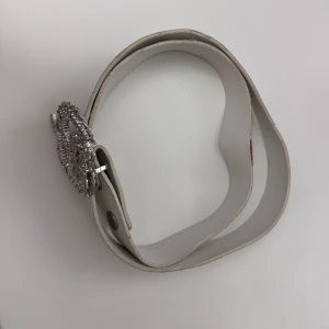 Skärp - Snyggt skärp med en silvrig drake! Som det syns på bilden så finns det delar som är lite slitet men annars gör sitt jobb!! 