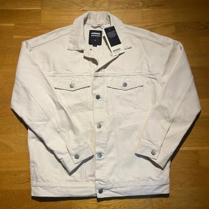 Overshirt Dr.Denim - Säljer denna jeansjacka/overshirt med prislapp kvar. Då den var alldeles för stor på mig och han ej lämna tillbaka den. Nypris: runt 1200. 