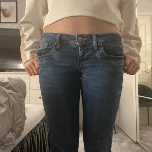 Ltb jeans - Säljer dessa jätte fina lågmidjade blå ltb jeans!! De har inga defekter å är i bra skick, pris går att diskuteras ❤️storleken är waist 27 , å längd 32