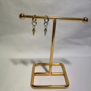 Örhängen  - Fina örhängen! Finns i silver & guld. Köp för 89kr/st Eller 159kr/paret. Modell 104. Smyckeställningen finns även att köpa för 299kr!