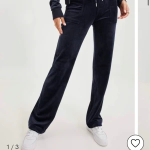 Juicy byxor  - Säljer mina mörkblåa juicy byxor då de inte kommer till användning, jätte bra skick använder 2-3 gnger skicka till mig om ni undratngt mer ❤️