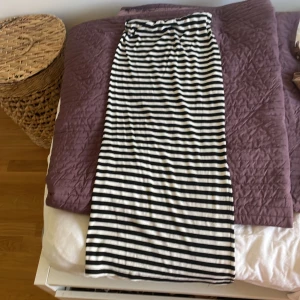 Randig långkjol - Säljer min randiga långkjol då den har blivit för kort för mig som är ca 173 cm. Jätte bra skick använd 2 gånger 