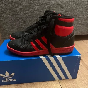 ADIDAS SKOR - Adidas skor som Är svart oh röda i storlek 38 