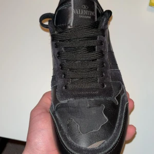 Valentino rockrunners - Intressekoll på min valentino rockrunners. Storlek: 41-42! Box  ingår. Kom dm för fler bilder osv. Säljer dom riktigt billigt!!