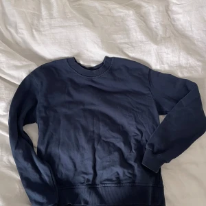Nakd sweatshirt  - Sweatshirt i nyskick. Storlek S, felfri. Marinblå.