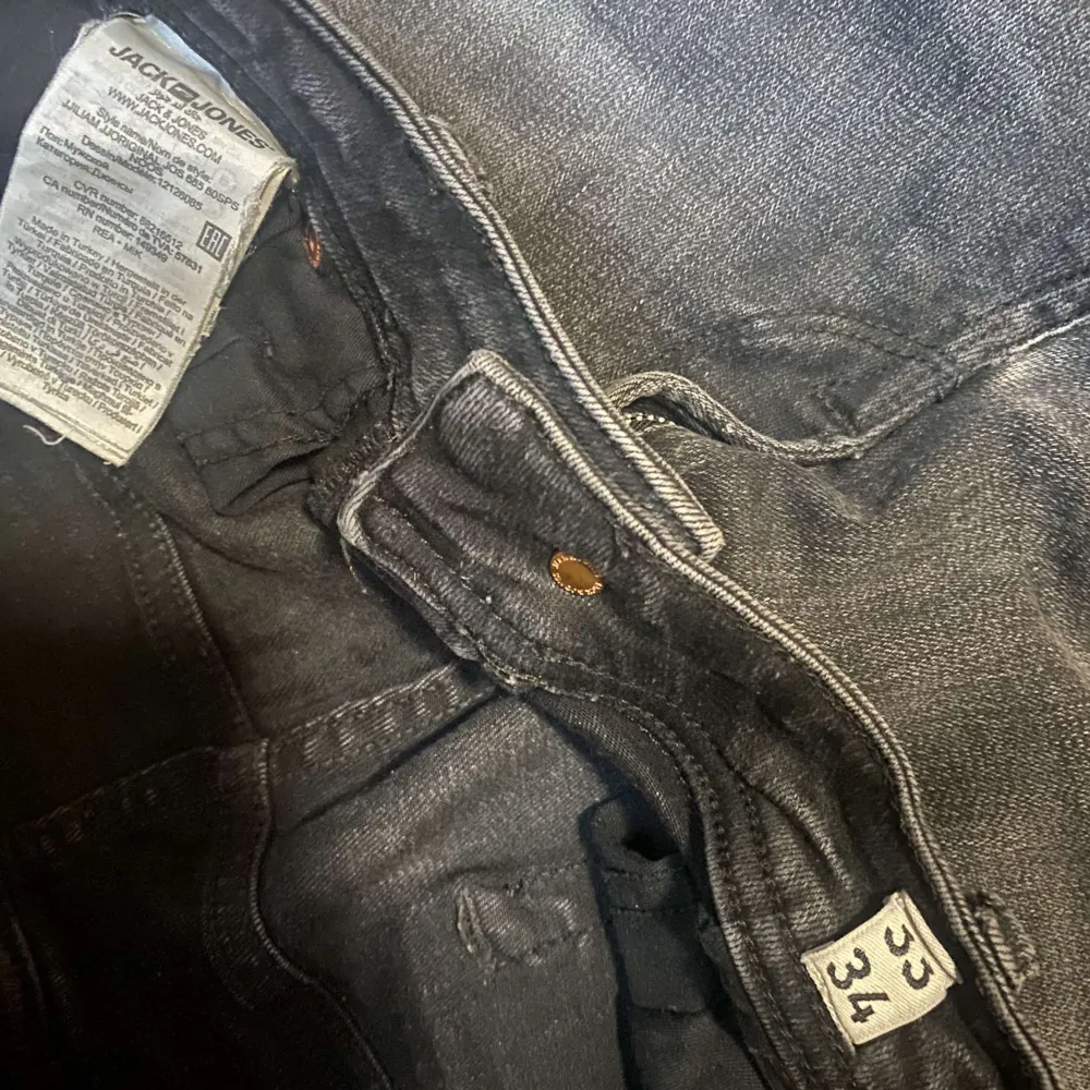 Säljer dessa feta Jack & Jones slim jeansen som är riktigt sköna att ha på sig, skick 7/10 och det är bara att skriva vid funderingar eller liknande!. Jeans & Byxor.