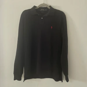 Ralph Lauren Piké  - Tjena! Säljer en Raplh Lauren piké som aldrig är använd. På bilderna ser den lite smutsig ut men det är bara lite ludd och går enkelt att ta bort med en tvätt! Bara skriva vid intresse! 