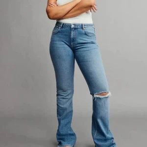 Jeans med hål - Heej jag säljer mina ljusblåa utsvängda jeans från Gina Tricot för att dom tyvärr blivit för små för mig, de är i storlek 34 och jättebra skick, nypris 500kr❤️Skriv privat för bilder☺️