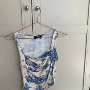 Cider linne - Cider linne med blå detaljer på. Själva linnet är beiget. Använt ca 5 gånger och inprincip i nyskick. Original pris är 150kr