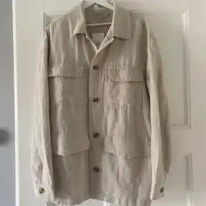 Jacka/overshirt från H&M i linne. Helt oanvänd med prislapp kvar och kostar 699 i nypris