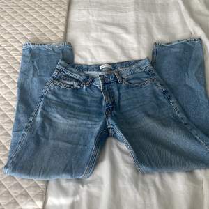 blåa jeans från Ginatricot i modellen straight fit, mid waist i storlek 36. den har ett pyttelitet fläck men det syns inte alls. säljer för att den har blivit stor på mig. 