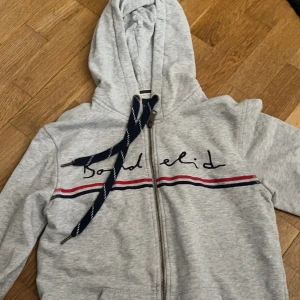 Bondelid zip tröja - Stilren zip tröja från bondelid, skick: 9/10, storlek: S