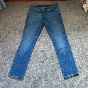 Levis 511 blå - Blåa Levis 511 Jeans i storlek 33/32. Skriv vid ytterligare frågor. 