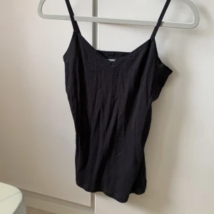 Svart v-ringat linne 💜 - Svart linne (v-ringat) som nästan aldrig använts. Storlek S 🐾