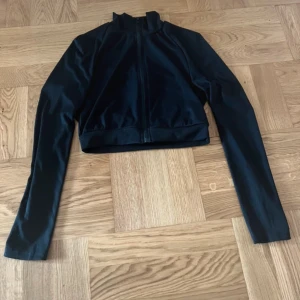 Tröja - Den är kort i storleken och den är ny tvättad och inte använd 