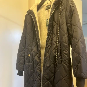 Jacka  - En vinterjacka i bra skick från Zalando, har använt den några få gånger bara, men är lite lång för mig, annars är den jättebra. 😊