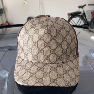 Gucci keps  - Tjena, säljer en Gucci keps i mycket fint skick med inga flaws, den är storlek Large! Nypris $510