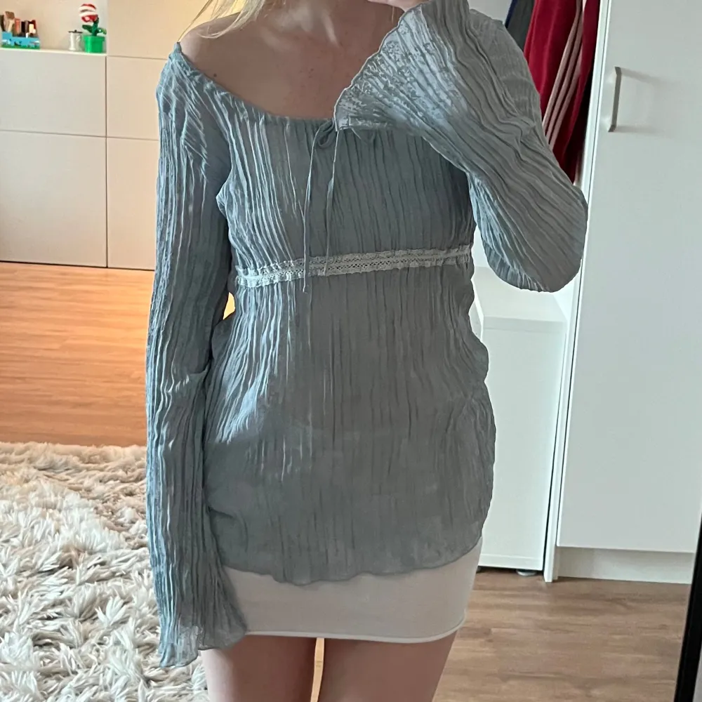 Super fin ljusblå blus. Tröjan är från VILA i storlek S och är i mycket bra skick💕. Puserot.