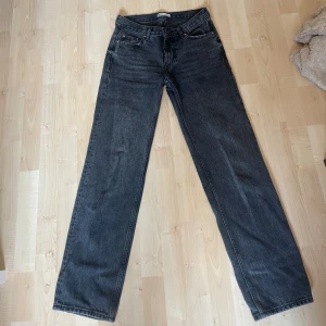 Low Waits jeans Ginatricot  - Mörkgrå lågmidjade jeans från Ginatricot 🥰